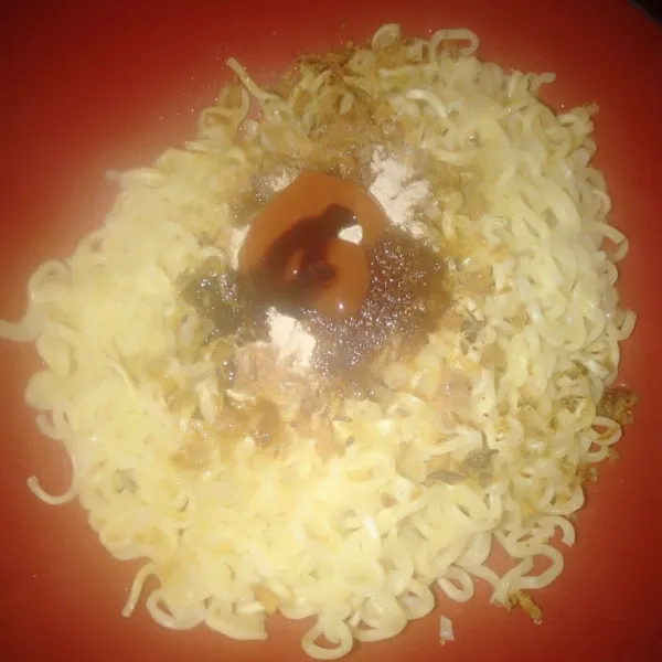 Masukan bumbu mie instan dan kecap manis bila suka. Aduk rata.