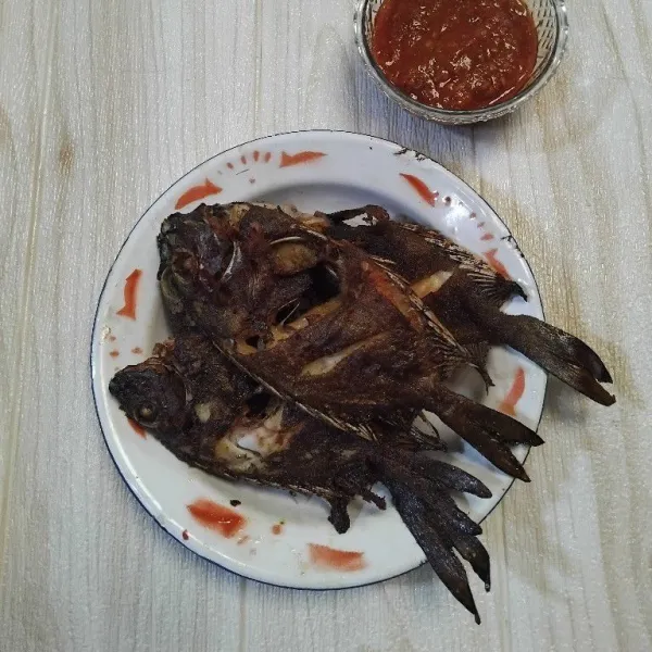 Sajikan ikan tawassang goreng dengan sambal terasi.
