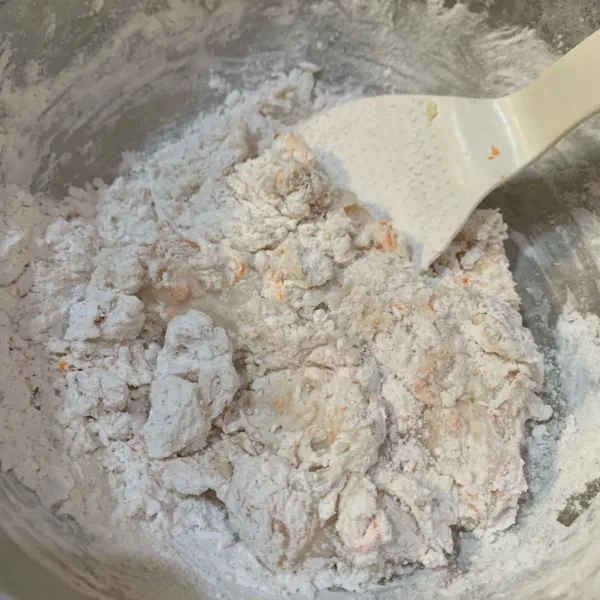 Beri air panas sedikit demi sedikit sambil diaduk hingga membentuk adonan berat