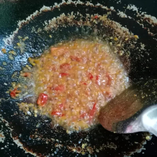 Panaskan minyak. Tumis bumbu halus sampai harum. Bumbui dengan garam dan kaldu bubuk. Tumis sampai matang. Cek rasa.