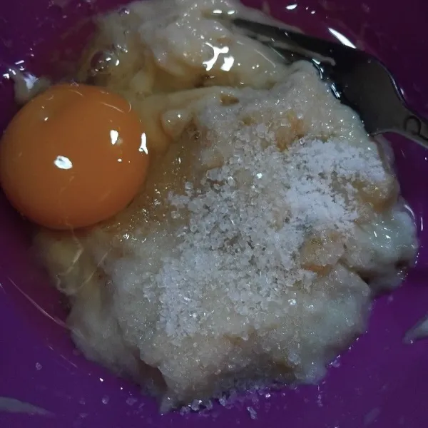 Tambahkan gula pasir, telur, dan vanili bubuk,aduk rata.