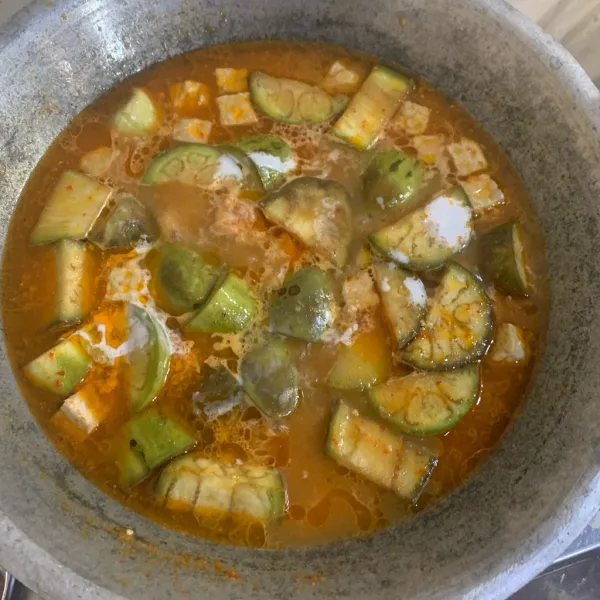 Masukan santan, garam, lada bubuk, gul,a dan kaldu bubuk sedikit demi sedikit.