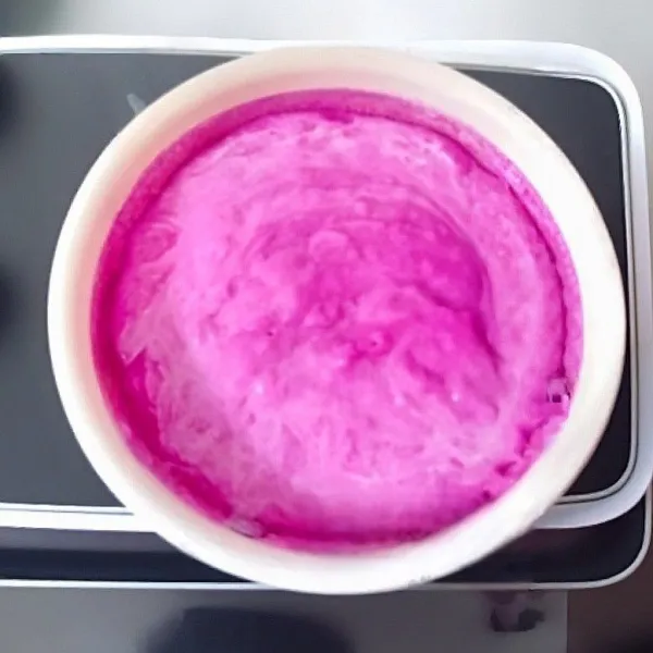 Masak dengan api kecil sambil terus diaduk hingga adonan mengental dan sulit menetes