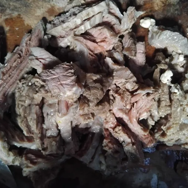 Rebus daging sapi dengan metode 5 30 7, tunggu dingin lalu iris-iris. Sisakan air kaldu rebusan daging sapi sebanyak 500 ml atau sesuai kebutuhan.