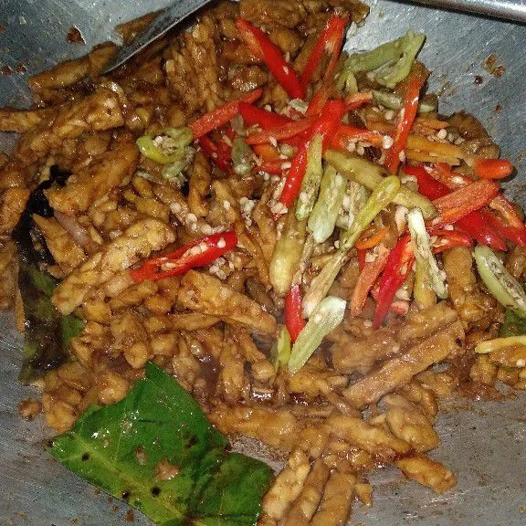 Tambahkan cabe rawit iris.