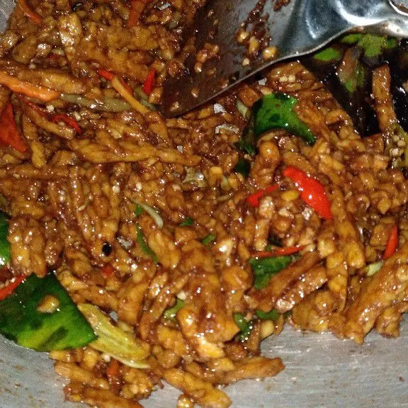 Beri kecap manis, garam, vitsin, dan lada bubuk. Aduk dan masak sampai bumbu meresap.