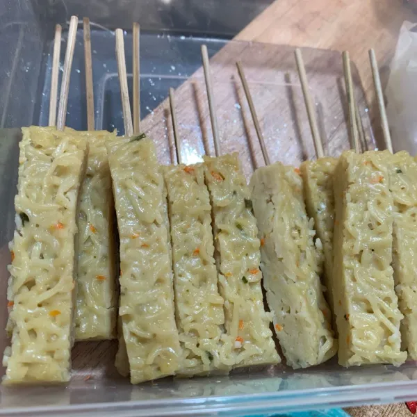 Potong memanjang lalu tusuk dengan tusuk sate