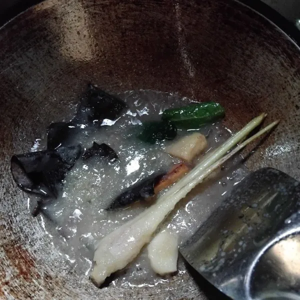 Panaskan minyak lalu tumis bumbu halus hingga wangi, masukkan daun salam, daun jeruk, sereh, dan lengkuas, tumis hingga bumbu matang.