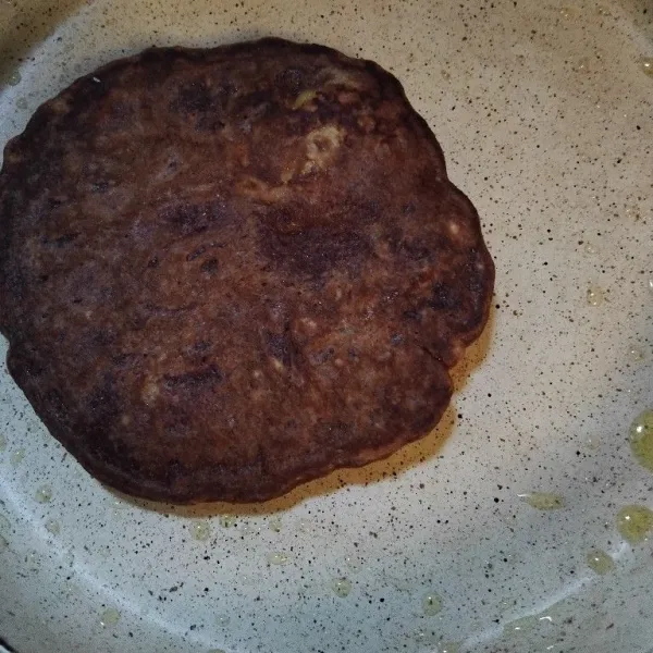 Panaskan pan, tuang adonan 1 sdm lalu masak hingga matang.