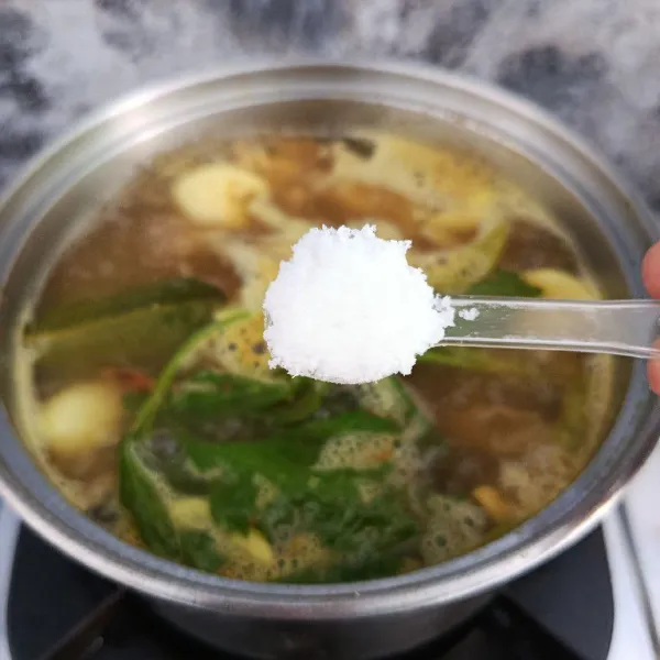 Bumbui dengan seasoning, aduk rata dan koreksi rasa. Masak sampai bumbu meresap.