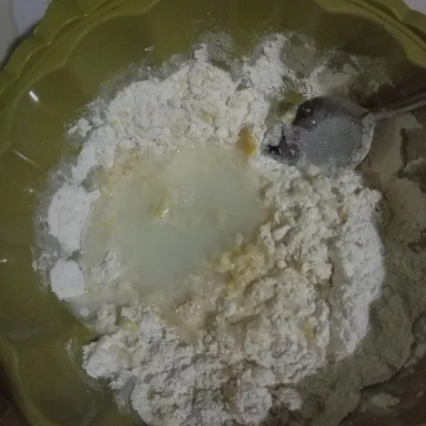 Tambahkan air sedikit demi sedikit