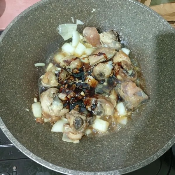 Bumbui dengan kecap, saus tiram, lada, dan garam.