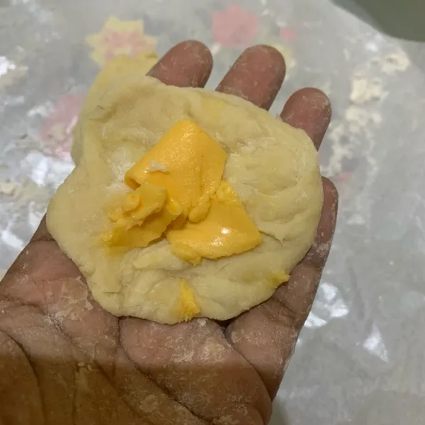 Ambil 1 bagian adonan pipihkan beri keju melted