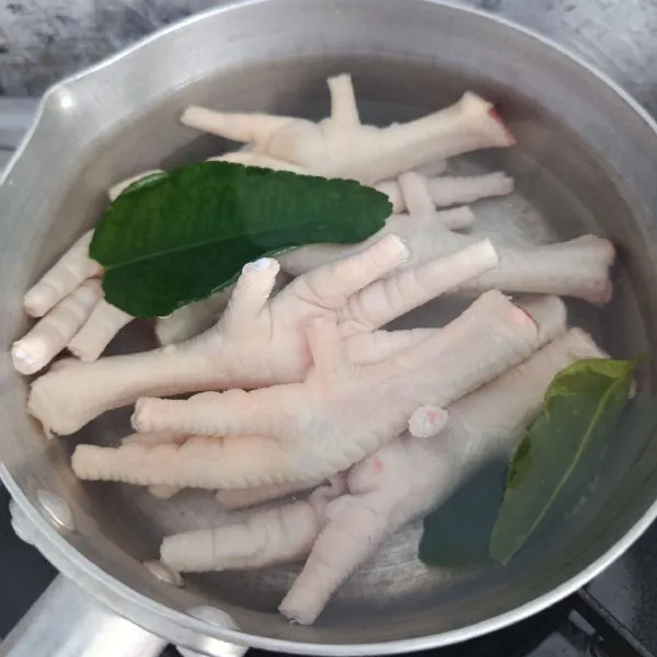 Rebus ceker ayam dengan daun salam, 2 lembar daun jeruk purut dan garam hingga empuk. Tiriskan dan cuci bersih.
