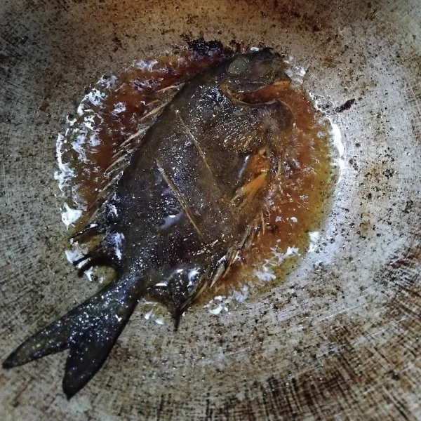 Goreng ikan hingga matang, Angkat dan tiriskan.