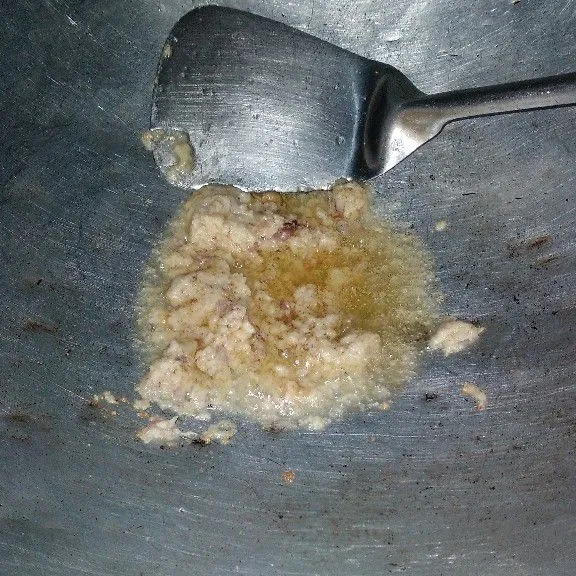 Tumis bumbu halus, daun salam dan lengkuas.