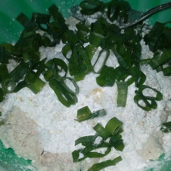 Tambahkan tepung tapioka, tepung terigu, garam, bawang putih, vitsin dan lada bubuk.