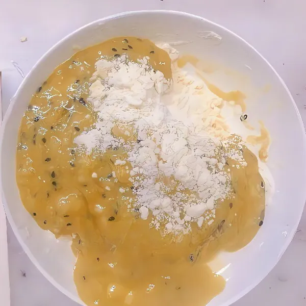 Tuang campuran pisang telur ke dalam campuran tepung mentega. Aduk dan uleni hingga menjadi satu adonan yang halus. Gilas adonan hingga menjadi lembaran setebal kurang lebih 5 mm