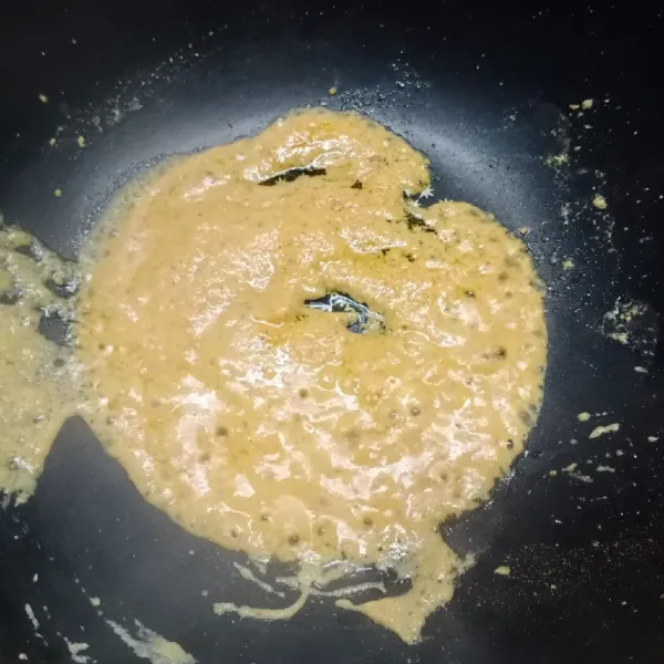 Panaskan minyak. Tumis bumbu halus sampai harum dan matang.