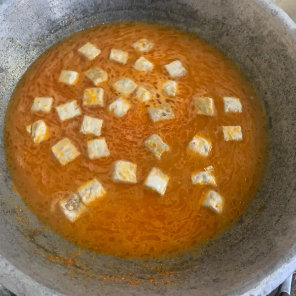 Masukan air, tunggu mendidih masukan tempe