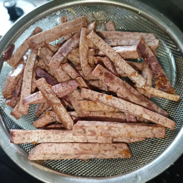 Goreng dengan api sedang cenderung kecil sampai matang, angkat dan tiriskan. Talas goreng siap disajikan.