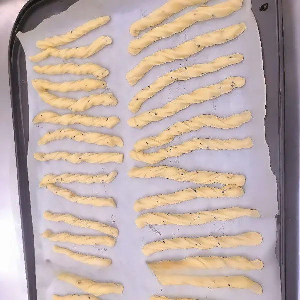 Panggang dalam oven pada suhu 180°C selama 20 menit hingga berwarna keemasan