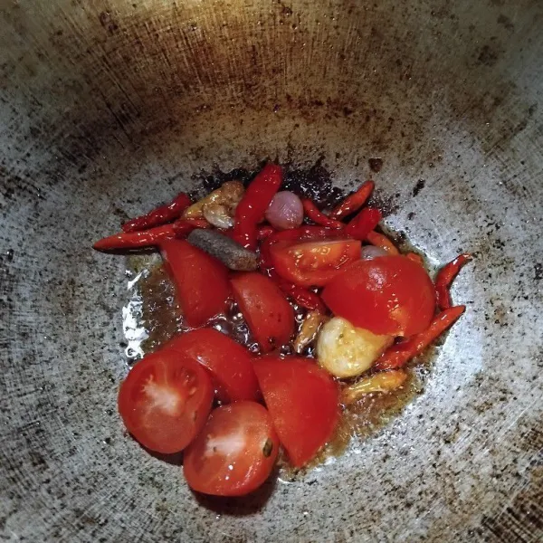 Sisihkan secukupnya minyak sisa menggoreng ikan, lalu goreng semua bahan sambal terasi (kecuali garam dan gula pasir) hingga bumbu layu dan matang.