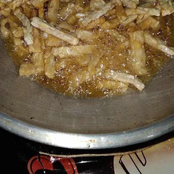 Goreng tempe sampai berwarna golden brown.