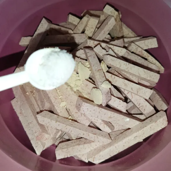 Tambahkan bawang putih bubuk, ketumbar bubuk, garam, dan kaldu ayam bubuk.