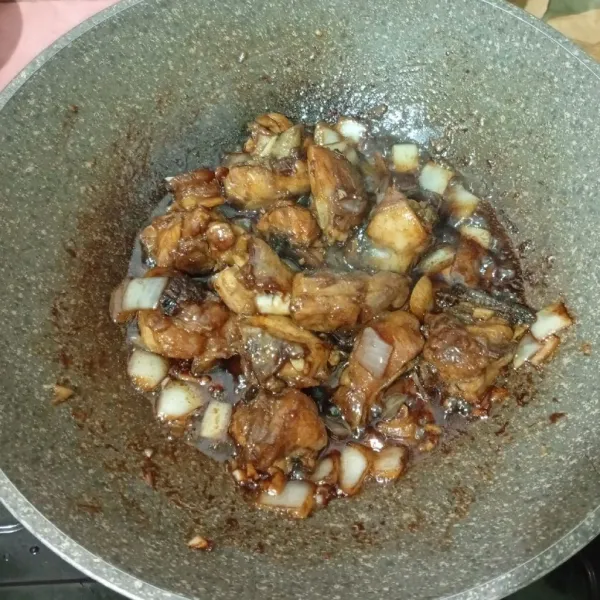 Masak sampai bumbu meresap. Koreksi rasa.
