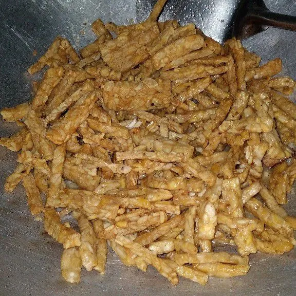 Tambahkan tempe dan tuang air.