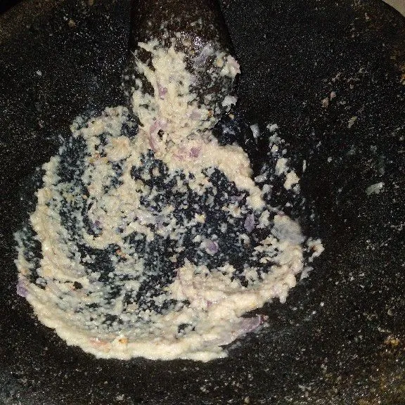 Haluskan kemiri, bawang merah, dan bawang putih.