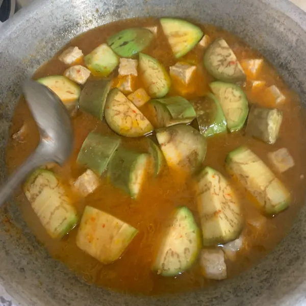 Masukan terong yang sudah dipotong