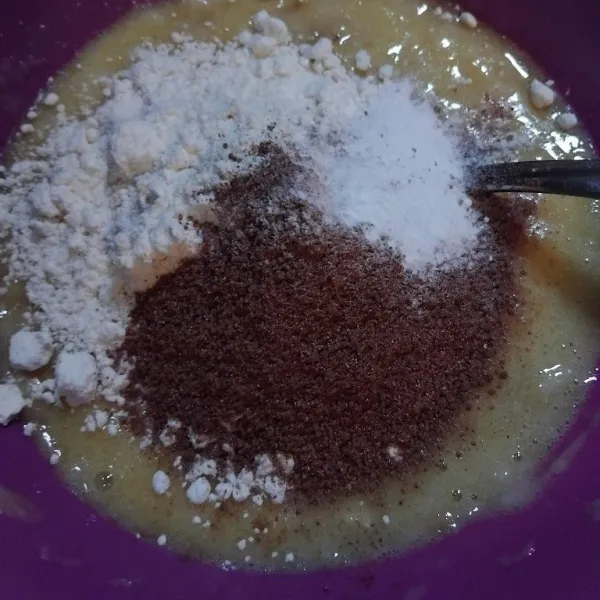Tambahkan bubuk coklat,tepung terigu dan baking powder, aduk rata.