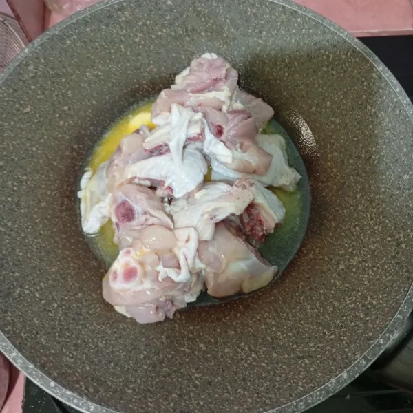 Panaskan mentega, lalu masukkan ayam, tutup dan kecilkan apinya.