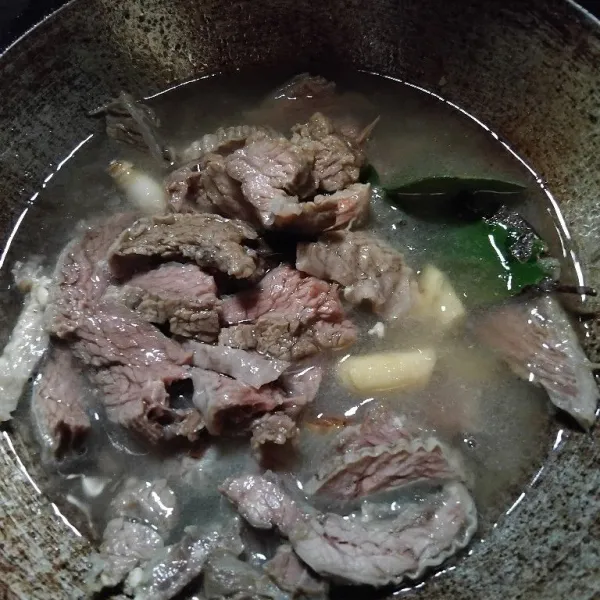 Masukkan irisan daging sapi beserta kaldunya, masak hingga mendidih.