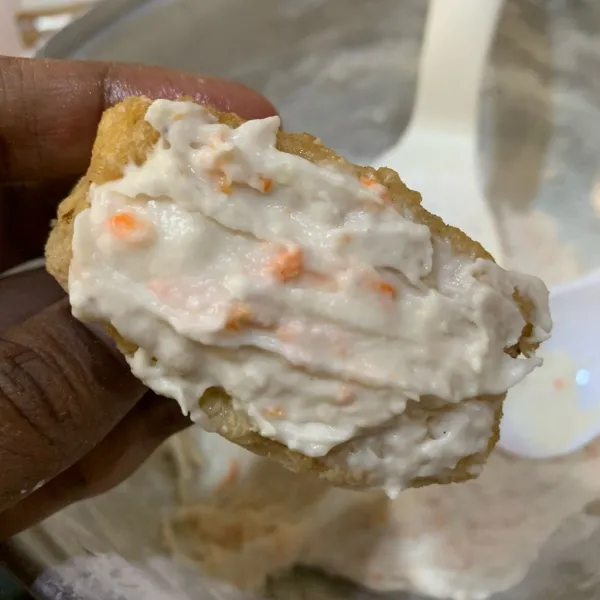 Kerat tahu, lalu masukan adonan