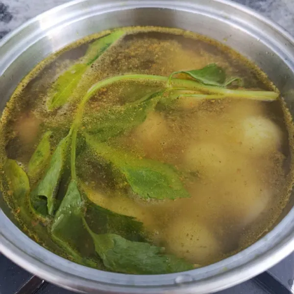 Masukkan ceker ayam rebus, telur puyuh rebus, daun seledri dan air. Rebus hingga mendidih.