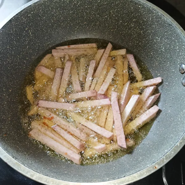 Panaskan minyak goreng, lalu masukkan talas.