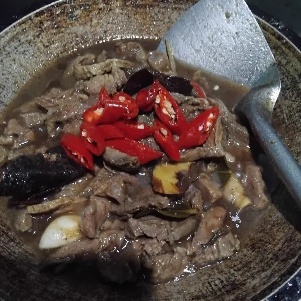 Terakhir masukkan irisan cabe merah, masak hingga matang dan bumbu meresap,cek rasa dan sajikan.