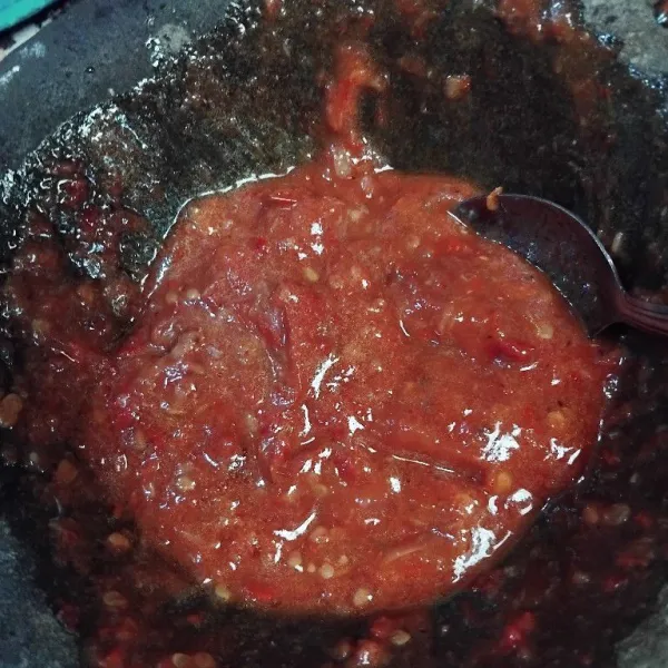 Ulek sambal, beri garam dan gula pasir, cek rasa.