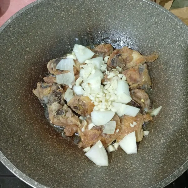 Masukkan bawang bombay dan bawang putih. Tumis sampai wangi.