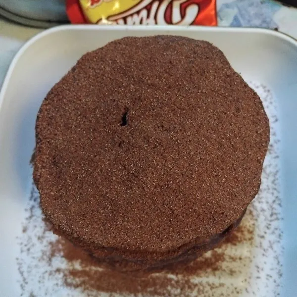 Tata di piring saji dengan cara di tumpuk, beri toping bubuk minuman coklat, sajikan.