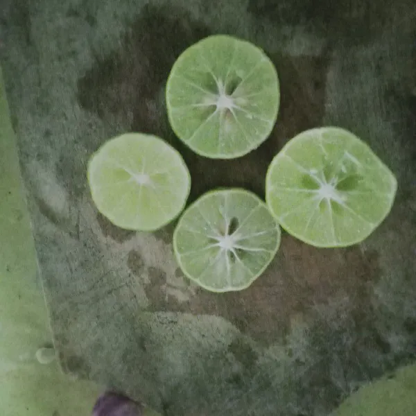 Potong-potong jeruk nipis dan sisihkan.