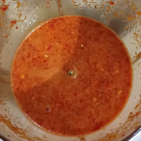Haluskan cabe merah keriting, bawang merah, bawang putih, lengkuas, jahe, kunyit, dan ketumbar.