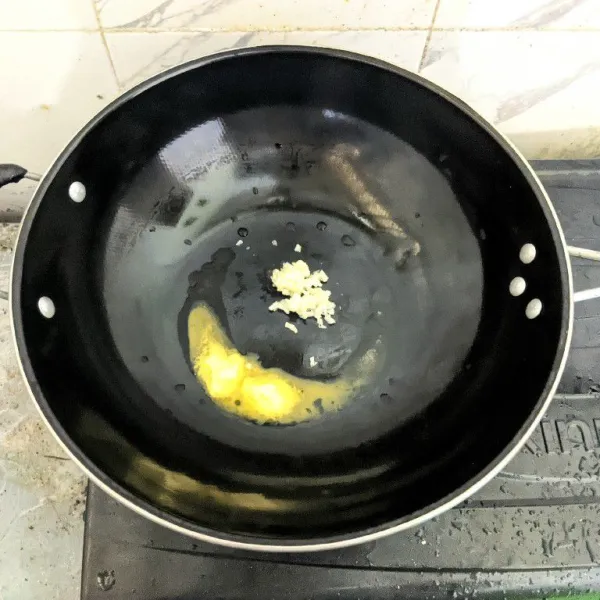 Lelehkan margarin. Masukkan bawang putih cincang, tumis hingga harum dan sedikit layu.