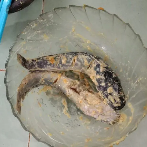 Tambahkan tepung beras, lalu uleni hingga tercampur rata.