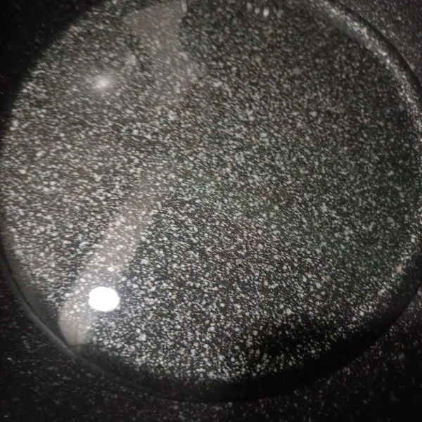 Tuangkan air secukupnya ke dalam teflon.