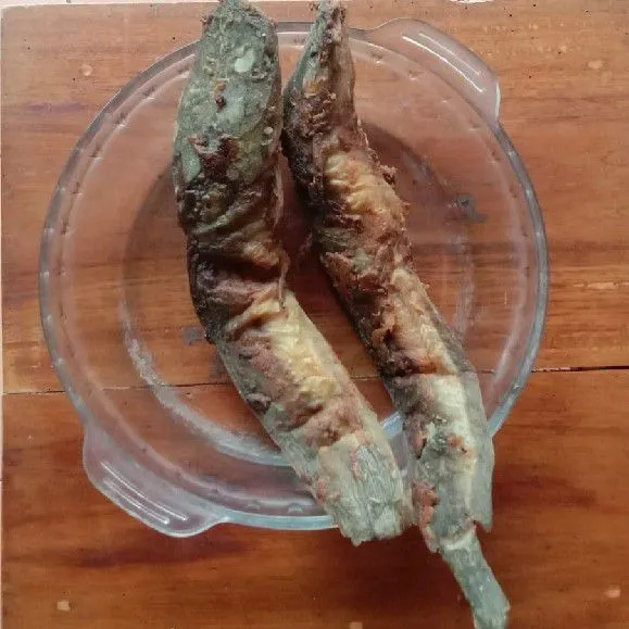 Angkat dan sajikan ikan lele goreng krispi ala pecel lele dengan nasi hangat, lalapan, dan sambal.