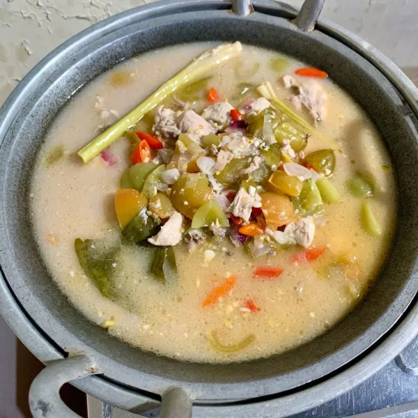 Pindahkan ke dandang, lalu beri kembali sisa tomat dan belimbing. Kukus selama 30-45 menit sampai matang.